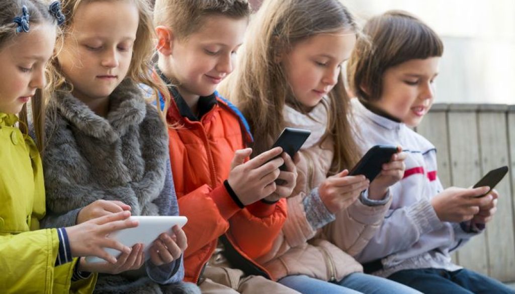 An age-by-age guide to kids and smartphones - Today's Parent