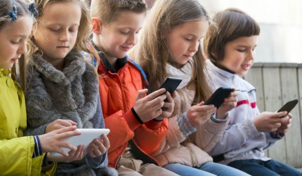 An age-by-age guide to kids and smartphones - Today's Parent